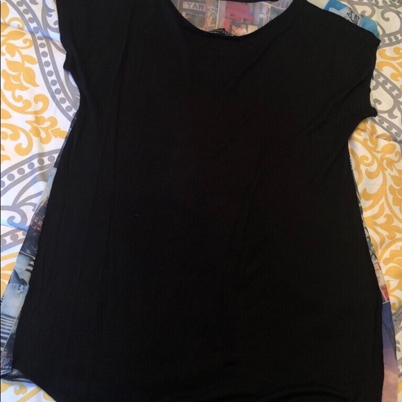 Cozy Casual Graphic Mesh NY Tee - Picture 3 of 4